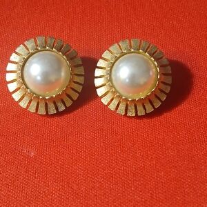 Gold tone and pearl round clip-on earrings